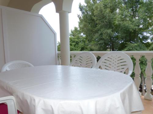 ระเบียง/ชานเรือน, Apartments Viktorija in โอมิซาลจ์