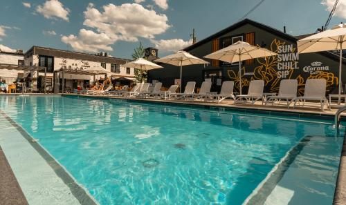 Úszómedence, Colonial Hotel & Suites in Lambton Shores (ON)