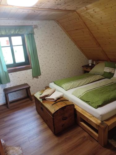 Roubenka Pod Lesem in Český Jiřetín
