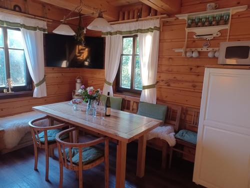 Roubenka Pod Lesem in Český Jiřetín