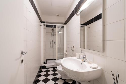 NEW OPENING! Near Vatican Free Netflix Domus Adriana, Рим (фото 3)