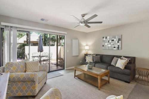 Coastal Charm & Convenience Beach Club Villa Near the Shore in 힐튼 헤드 아이랜드 (SC)