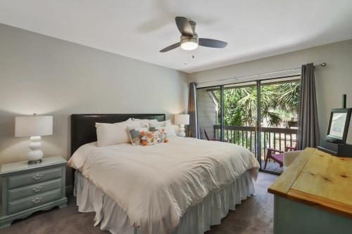 Coastal Charm & Convenience Beach Club Villa Near the Shore in 힐튼 헤드 아이랜드 (SC)