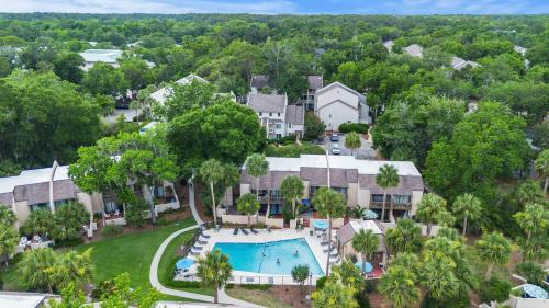 Coastal Charm & Convenience Beach Club Villa Near the Shore in 힐튼 헤드 아이랜드 (SC)