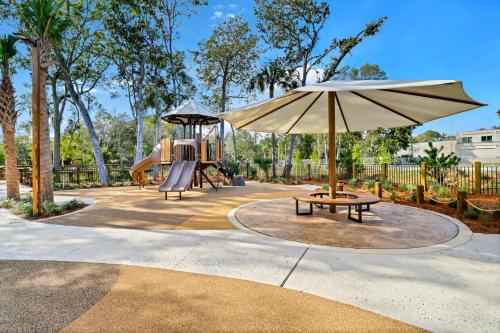Coastal Charm & Convenience Beach Club Villa Near the Shore in 힐튼 헤드 아이랜드 (SC)