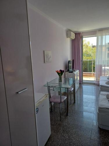Studio with Balcony image 3