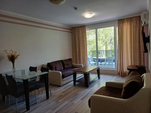 One-Bedroom Apartment image 2
