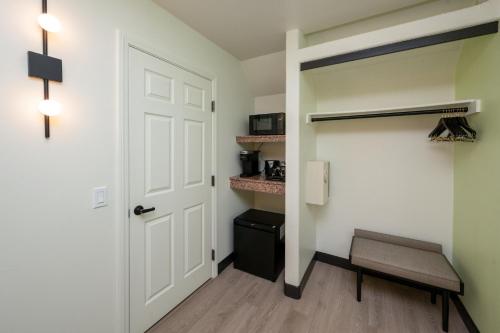 Standard King Room image 3