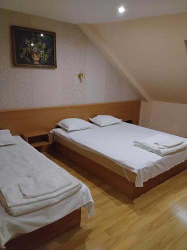 1 queen bed, 1 twin bed
