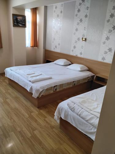 1 queen bed, 2 twin beds