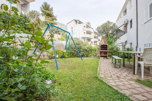  Apartments Divna 3521, Unterkunft in Čelina