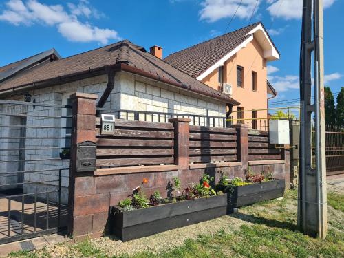 Cozy Cottage - Free Parking, Self Check-in, Oradea (Foto 3)
