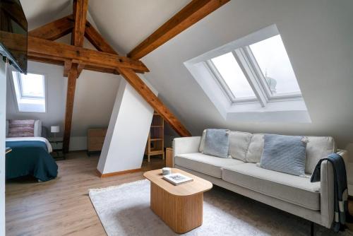 Eagle Suite Charmante Dachgeschosswohnung mit Design & Ausblick, Curych
