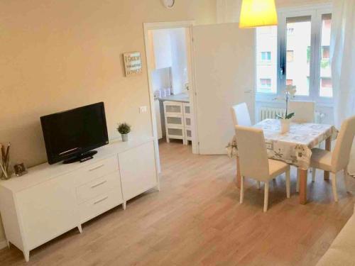 Apartament 76 mt2 Milano fiera city self check-in, Milan