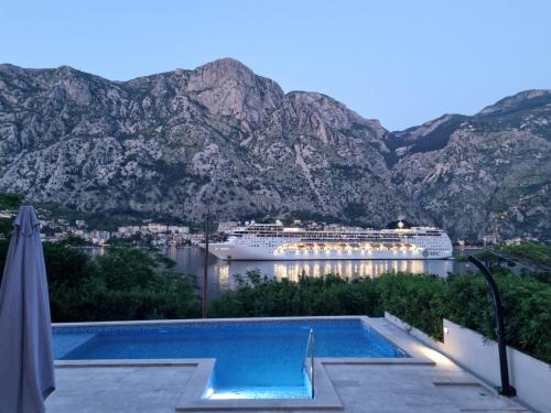 Sea view apartment with heated pool