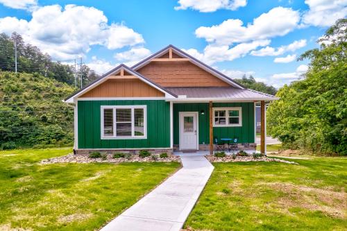 New 2BR cabin across from Dollywood with hot tub, one-step entry, and free attraction tickets
