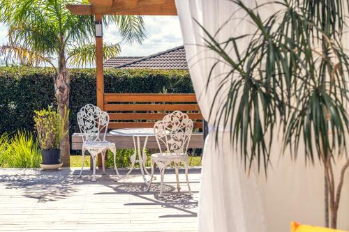 Elevated Family Sized Guest-house with Beautiful Views, Auckland (photo 5)