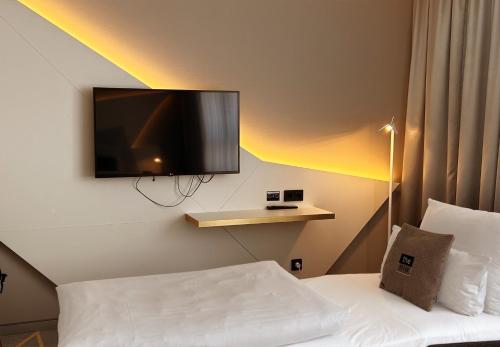 Premium Queen Room image 3
