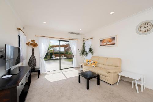Elevated Family Sized Guest-house with Beautiful Views, Auckland (photo 7)