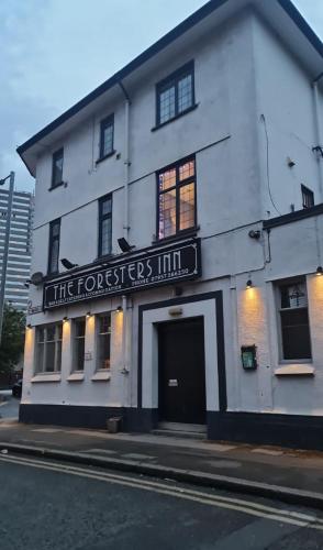 City Centre - Huntingdon Street Apartments on Huntingdon Street by Victoria Centre Shopping Centre - 5 Bedrooms, 3 Bathrooms, Kitchen - Close to Motorpoint Concert Arena - Parking for Cars or High Top Vans from five pounds a Day - Sunday 1pm check-out