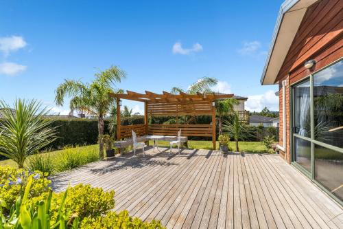 Elevated Family Sized Guest-house with Beautiful Views, Auckland (photo 3)