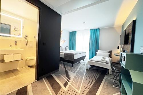 Premium Queen room with single sofa bed image 9