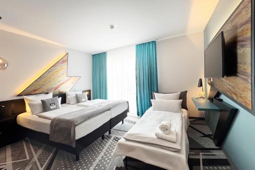 Premium Queen room with single sofa bed image 10