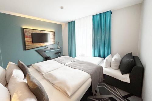 Premium Queen room with single sofa bed image 7