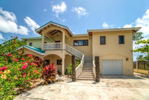 Vista exterior, Marly's Place in Maya Beach