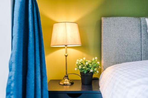 The Salford Allure - Contemporary & Chic 2BR for Business & City Escapes for 6 - Near Media City & Manchester City Centre - Hosted by Parydise Properties, Manchester (photo 9)