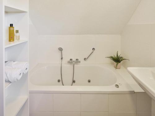 Nice villa with sauna whirlpool & steam shower - image 14