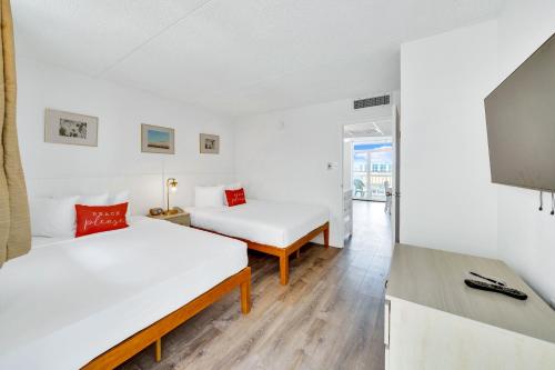2 queen beds, 1 sofa bed