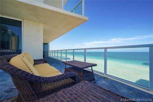 Luxurious 2BD Condo with Direct Ocean Front & Resort Pool in Sunny Isles in Sunny Isles Beach