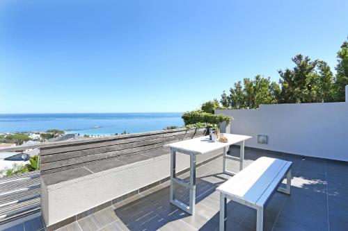Villa Aqua by Totalstay photo 4