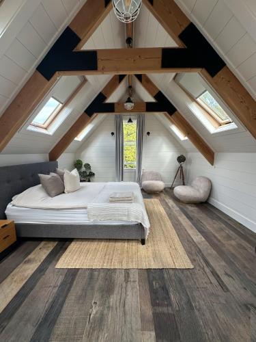 A Majestic Victorian Private Rear Access Quarters