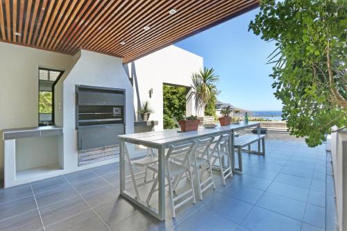 Villa Aqua by Totalstay photo 3