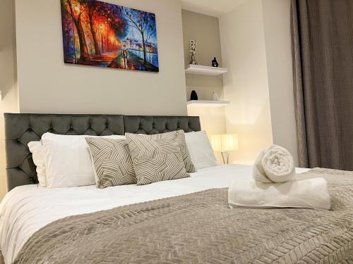 Modern 3 Bed Flat - City Centre - Free Parking