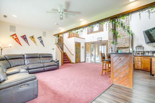 On-Site Boat Dock Queenstown Home with Pool and Yard! in Grasonville (MD)