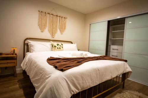 The Hollywood Zen Retreat with a Glamp tent near Universal Studios in La Paco, USA