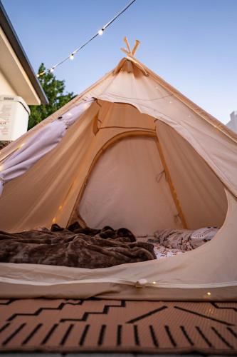 The Hollywood Zen Retreat with a Glamp tent near Universal Studios in La Paco, USA
