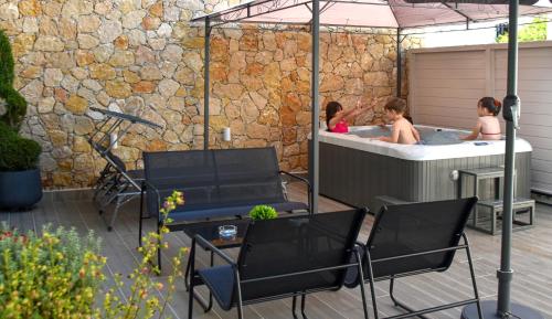 Manolitos Villa resort and spa in Episkopi