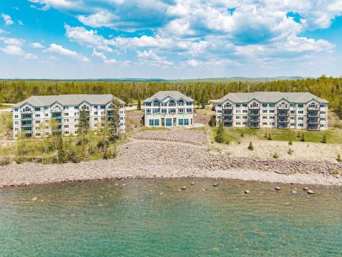 Breathtaking Lake Views King Suite, Queen Beds, Kitchen and Heated Indoor and Outdoor Pools in Two Harbors (MN)