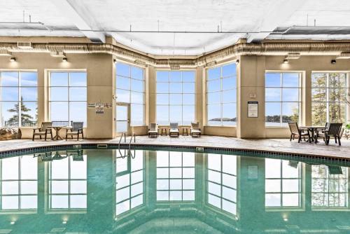 Breathtaking Lake Views King Suite, Queen Beds, Kitchen and Heated Indoor and Outdoor Pools in Two Harbors (MN)