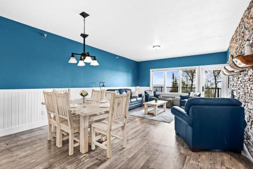 Breathtaking Lake Views King Suite, Queen Beds, Kitchen and Heated Indoor and Outdoor Pools in Two Harbors (MN)