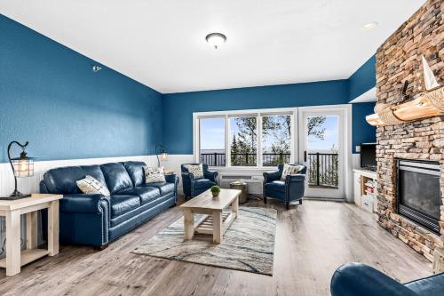 . Breathtaking Lake Views King Suite, Queen Beds, Kitchen and Heated Indoor and Outdoor Pools