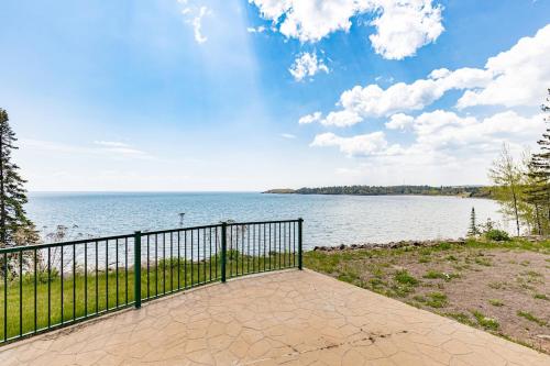 Breathtaking Lake Views King Suite, Queen Beds, Kitchen and Heated Indoor and Outdoor Pools in Two Harbors (MN)