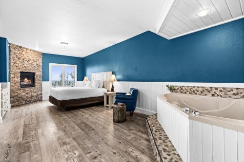 Breathtaking Lake Views King Suite, Queen Beds, Kitchen and Heated Indoor and Outdoor Pools in Two Harbors (MN)