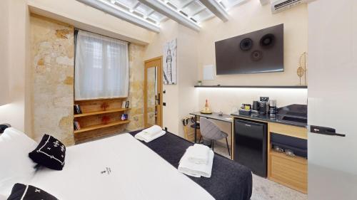 King Suite with Spa Bath image 4