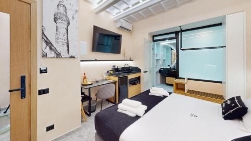 King Suite with Spa Bath image 3