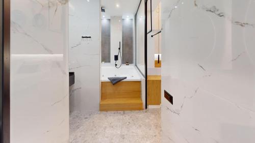 King Suite with Spa Bath image 1